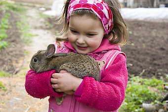 Kinder und Tiere auf dem Ferienhof im Bayerischen Wald